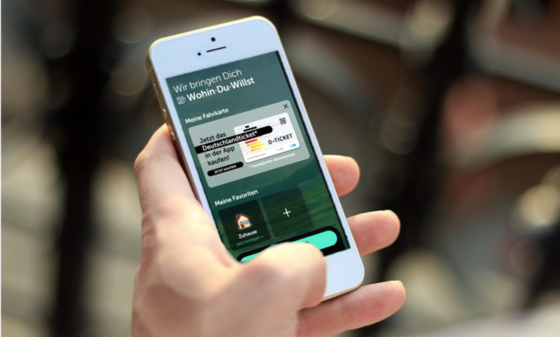 Hand hält Handy mit geöffneter WDW-App