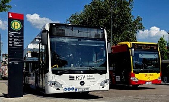 Ein TüBus und ein RSV-Bus stehen am Tübinger Hauptbahnhof