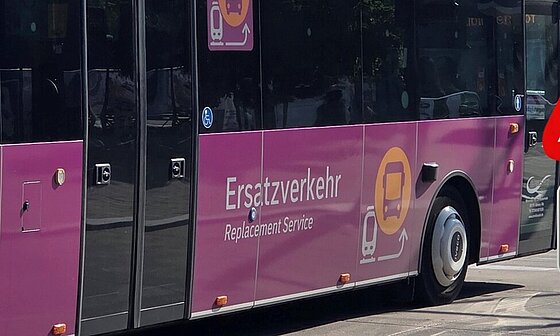 Bus mit Schriftzug Schienenersatzverkehr