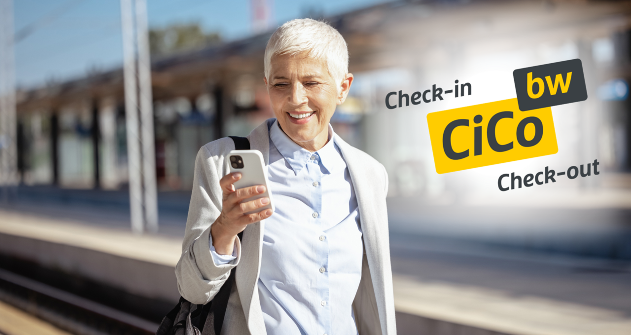 Frau mittleren Alters steht am Bahnsteig und schaut glücklich auf Ihr Handy. Daneben das CiCoBW-Logo.