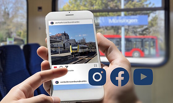 Jemand sitzt im Bus und klickt sich auf dem Handy durch die Social Media-Auftritte des naldo