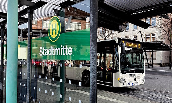 RSB-Bus an Haltestelle Reutlinger Stadtmitte
