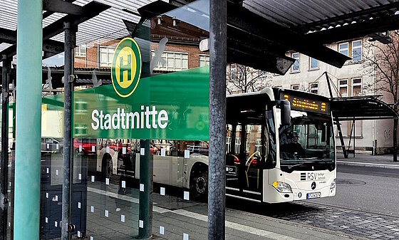 RSB-Bus an Haltestelle Reutlinger Stadtmitte