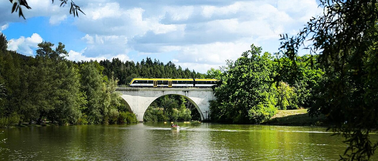 Schieferbahn fährt über Schlichemviadukt am Schömberg-Stausee