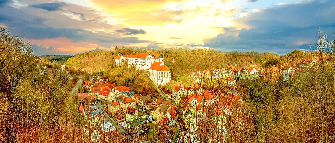Blick auf Haigerloch im Herbst bei Sonnenuntergang