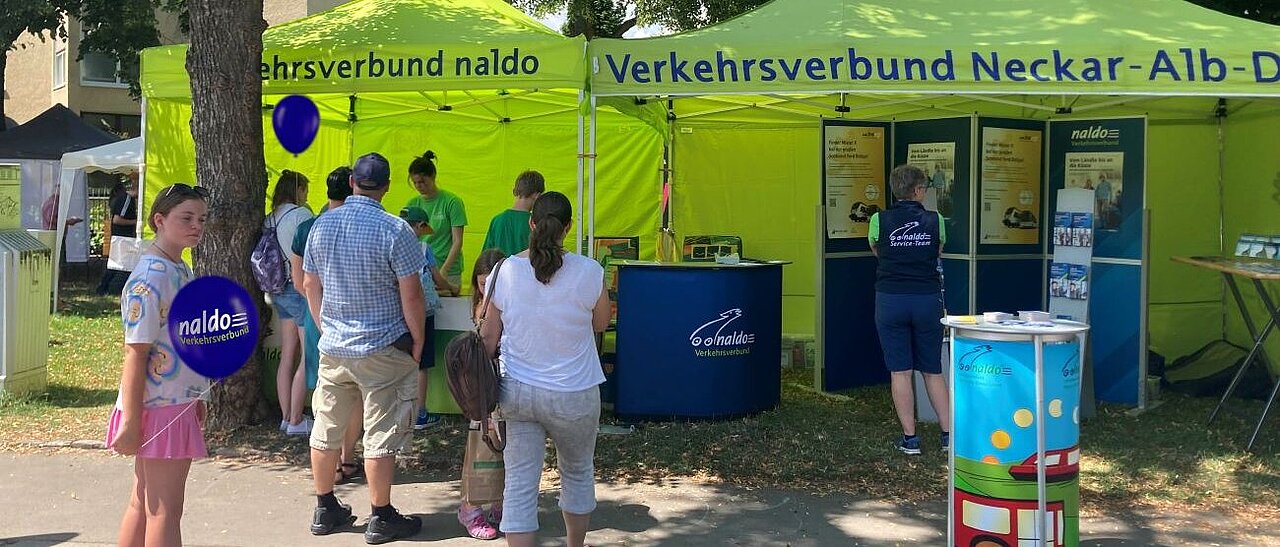 Viele Leute stehen bei schönem Wetter am naldo-Stand in Reutlingen an