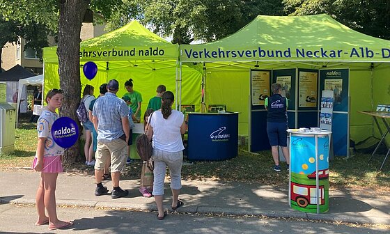 Viele Leute stehen bei schönem Wetter am naldo-Stand in Reutlingen an