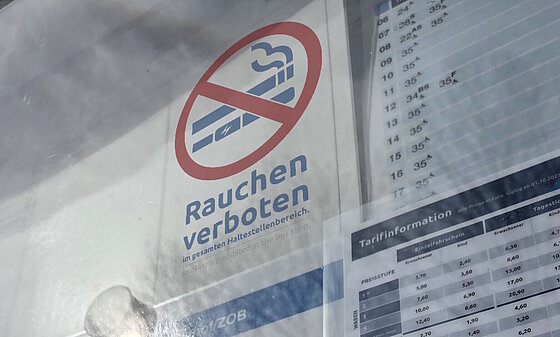Bild zeigt Rauchverbotssymbol an Haltestellenhaushang