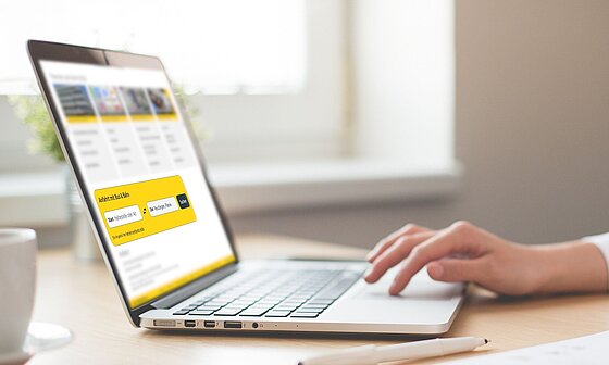 Laptopbildschirm zeigt eingebautes naldo-Fahrplan-Widget