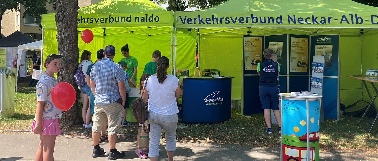 Zahlreiche Menschen stehen am naldo-Stand an