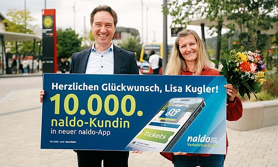 naldo-Geschäftsführer Bernd Adelmeyer gratuliert Lisa Kugler, 10.000 naldo-Kundin