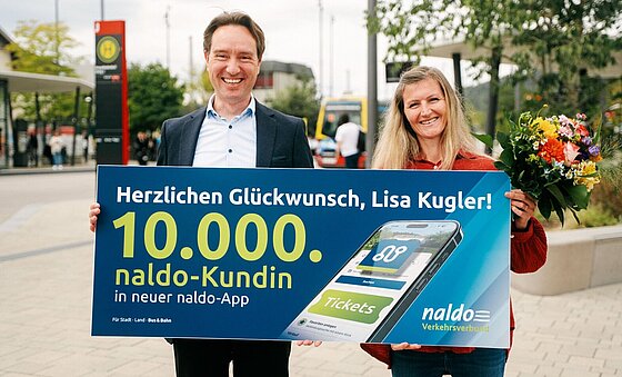 naldo-Geschäftsführer Bernd Adelmeyer gratuliert Lisa Kugler, 10.000 naldo-Kundin