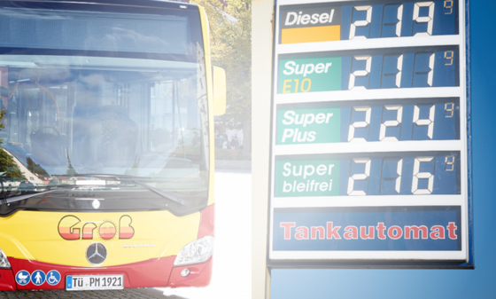 Links im Bild ein Bus aus dem naldo-Gebiet, rechts im Bild eine Preistafel mit den aktuell hohen Benzinpreisen