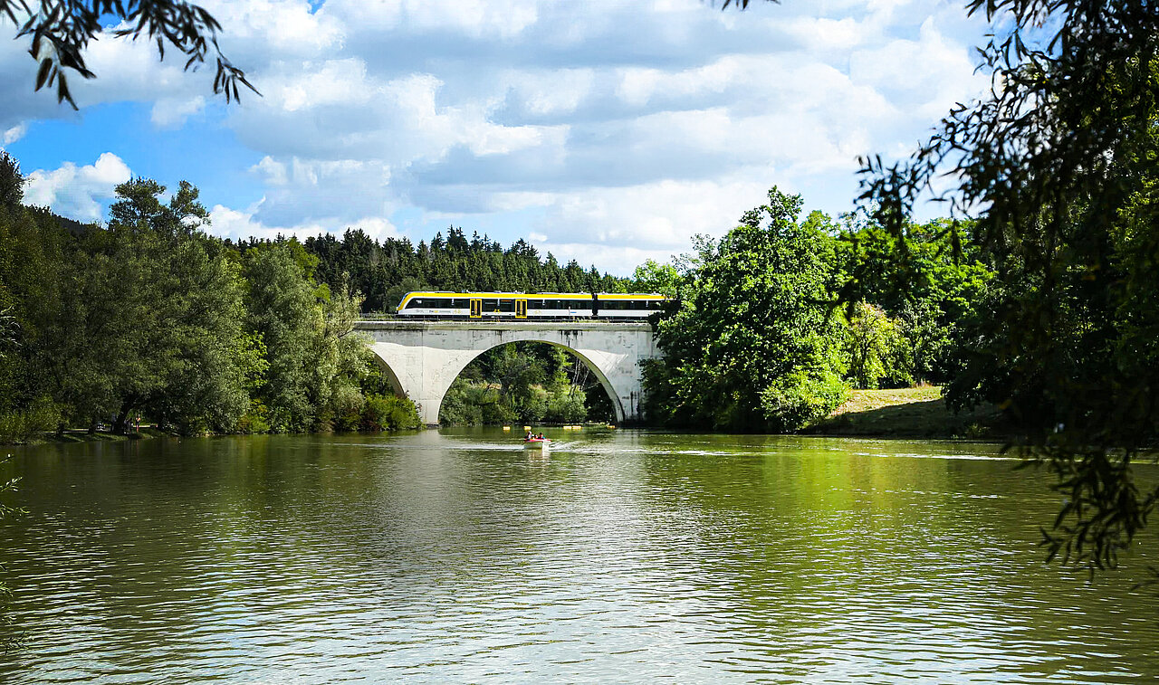 Freizeiexpress Schieferbahn fährt bei Schömberg-Stausee über Schlichemviadukt